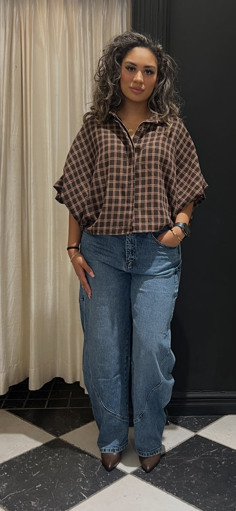 Blauwe barrel jeans met gebogen naden