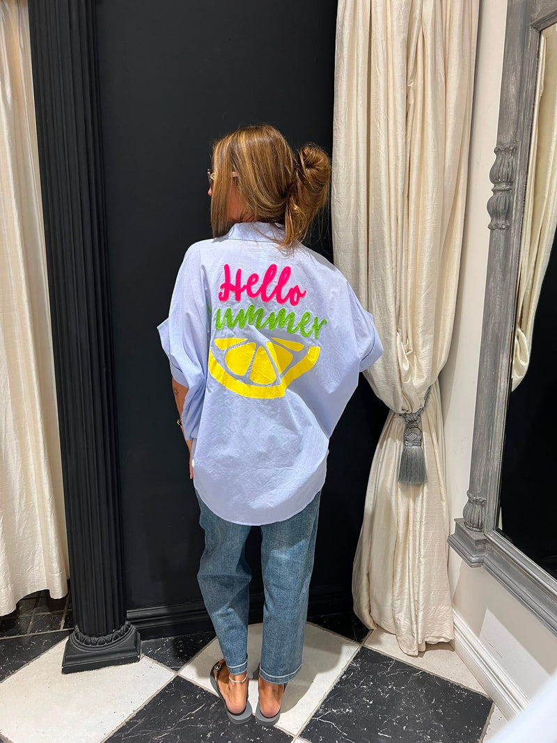 Hello Summer blouse lichtblauw achterkant met citroenprint en tekst