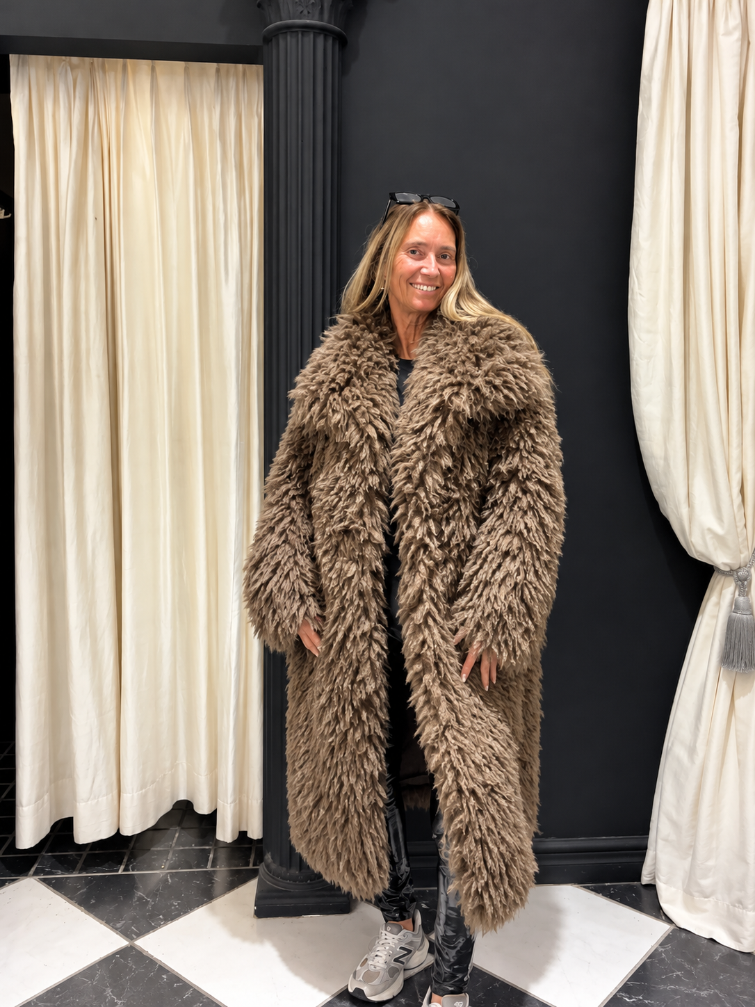 Lange fluffy jas Belle – taupe