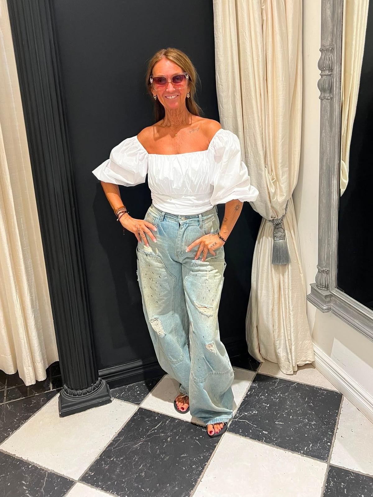 Pofmouw top wit off-shoulder — model draagt maat S/M