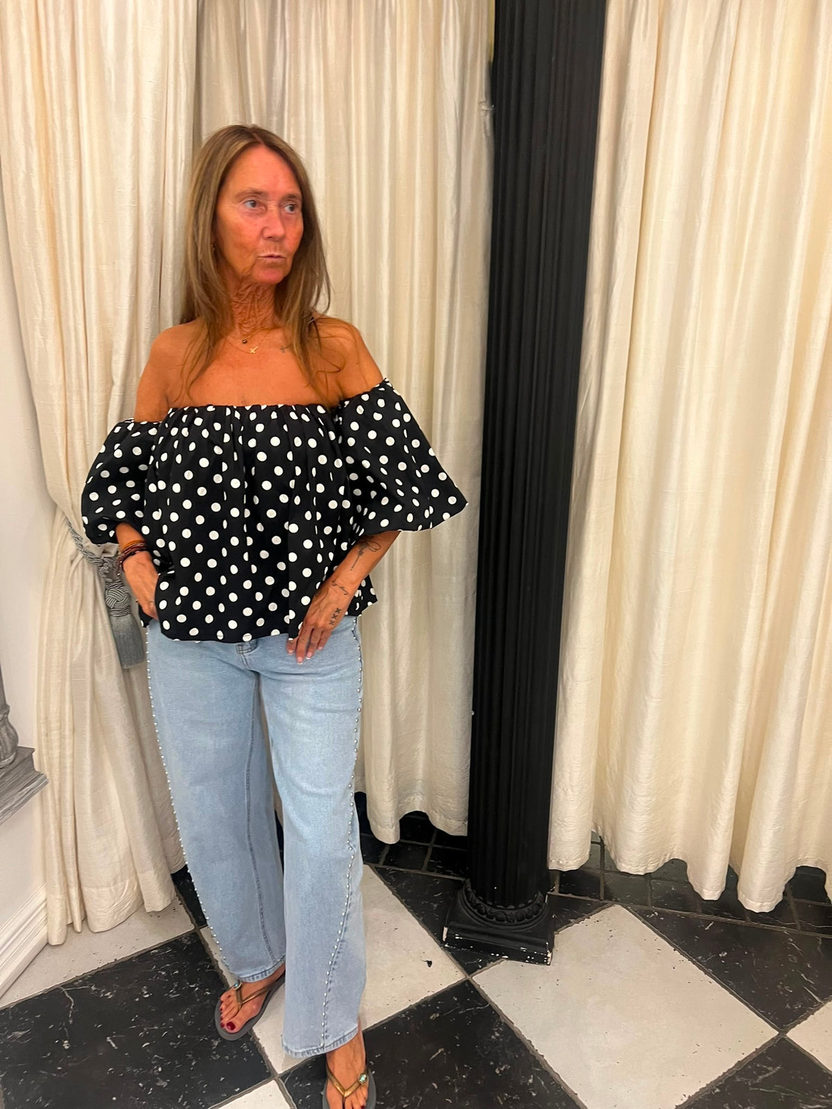 Off-Shoulder Top met Stippen – Zwart/Wit