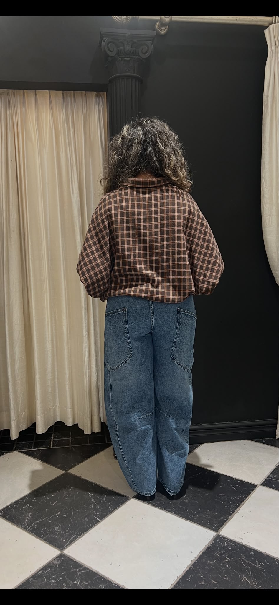 Blauwe barrel jeans met gebogen naden