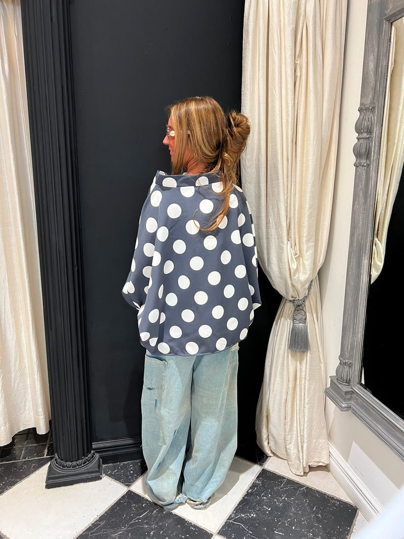 Kimono Top Miss City grijs polkadot achterkant — oversized vleermuismouwen