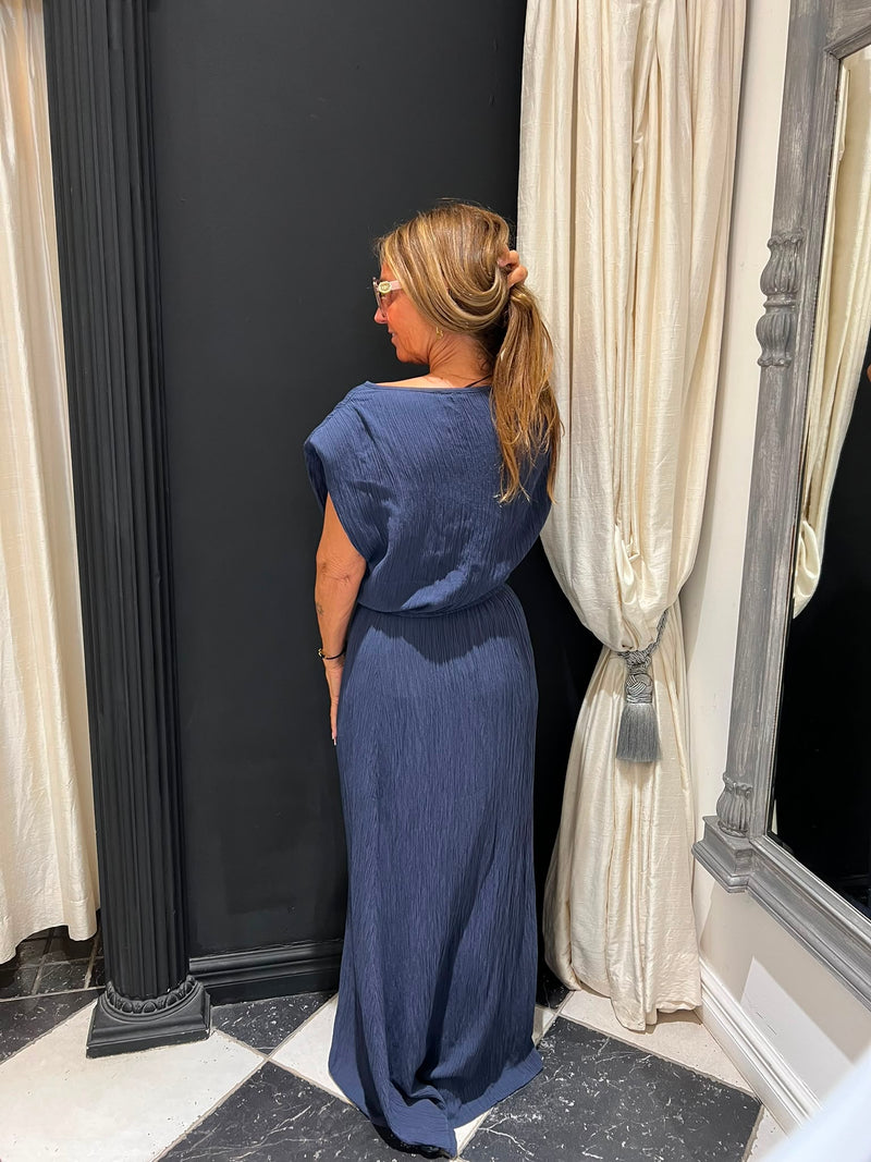 Plissé maxi jurk blauw achterkant — vloeiende plissé stof