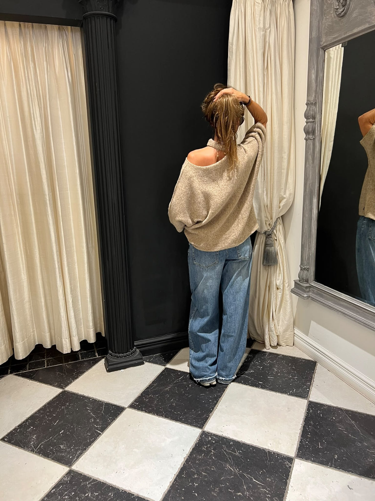 Beige trui met wijde hals
