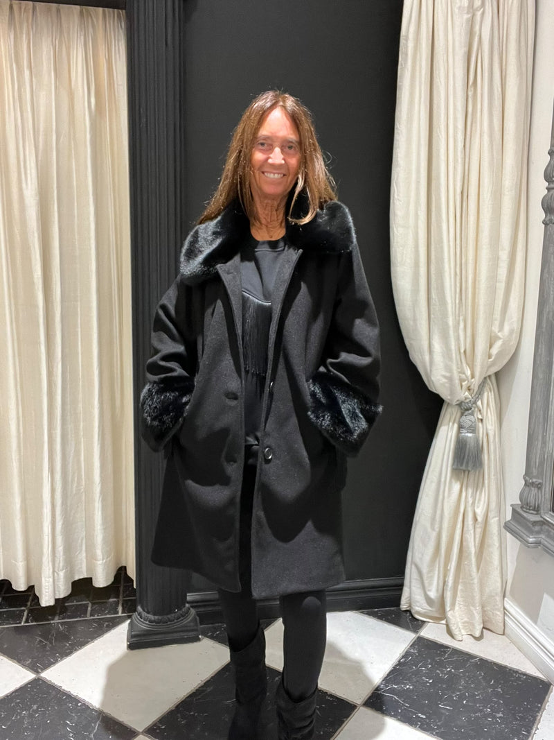 Zwarte jas met fake fur details