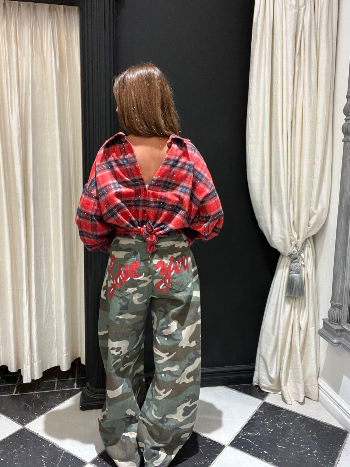 Armybroek met camouflageprint en rode tekst