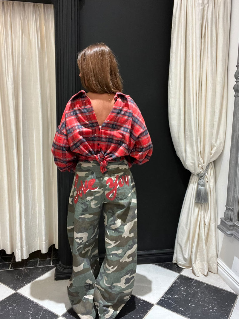 Armybroek met camouflageprint en rode tekst