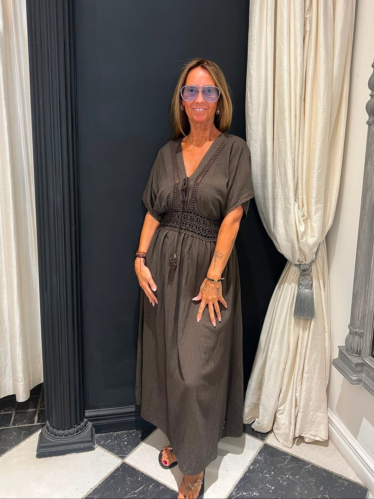 Maxi jurk kant detail khaki - voorkant