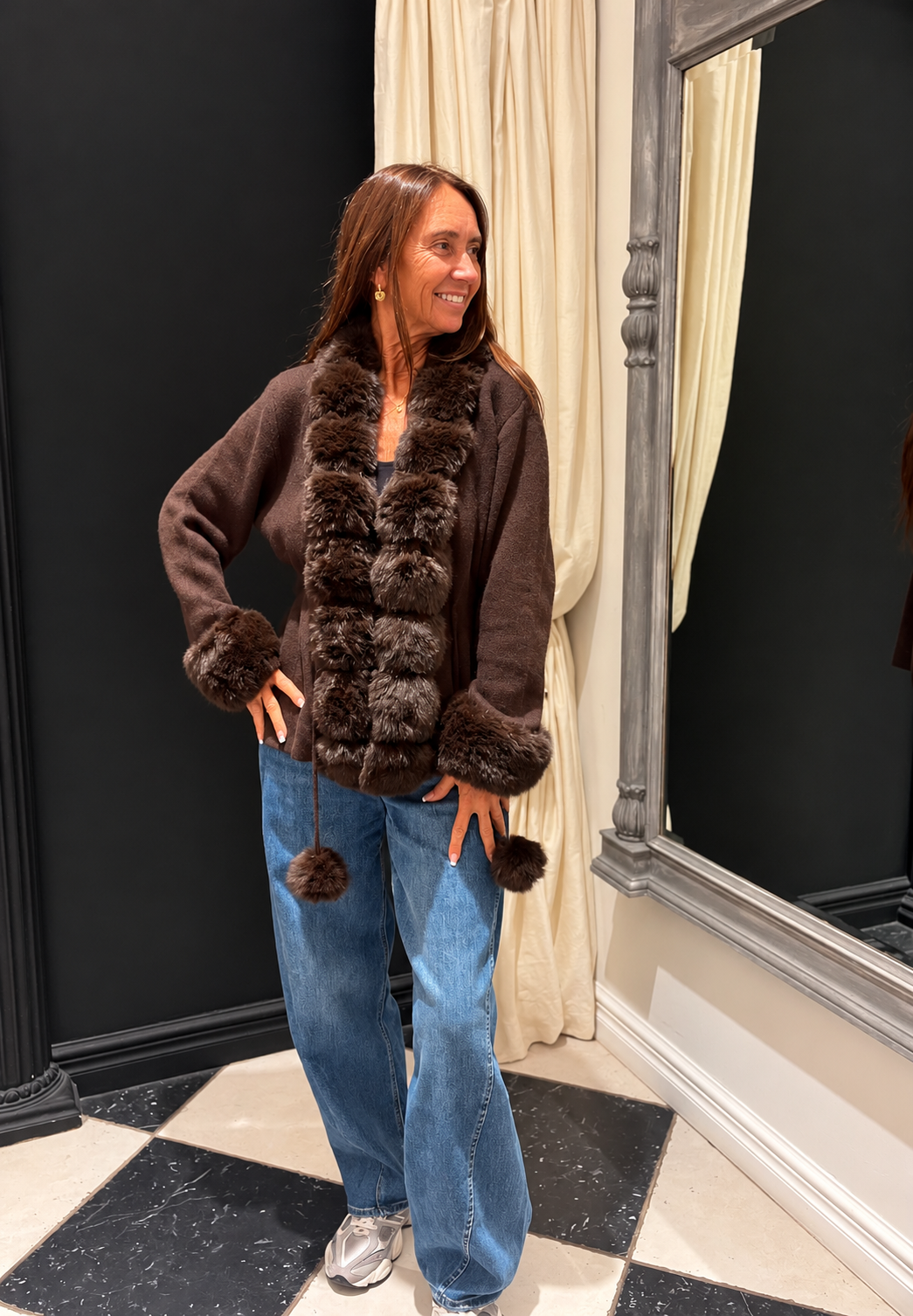 Bruin vest met fake-furbies en pompons – one size