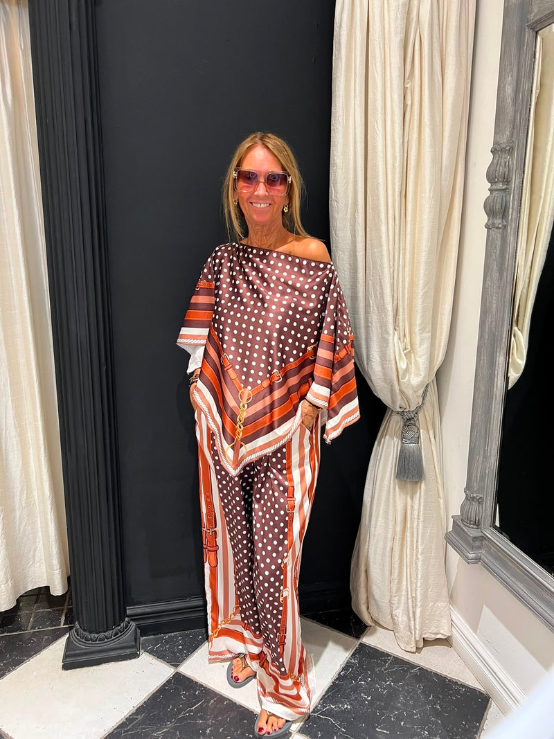 Polkadot satijn set bruin oranje — off-shoulder gedragen