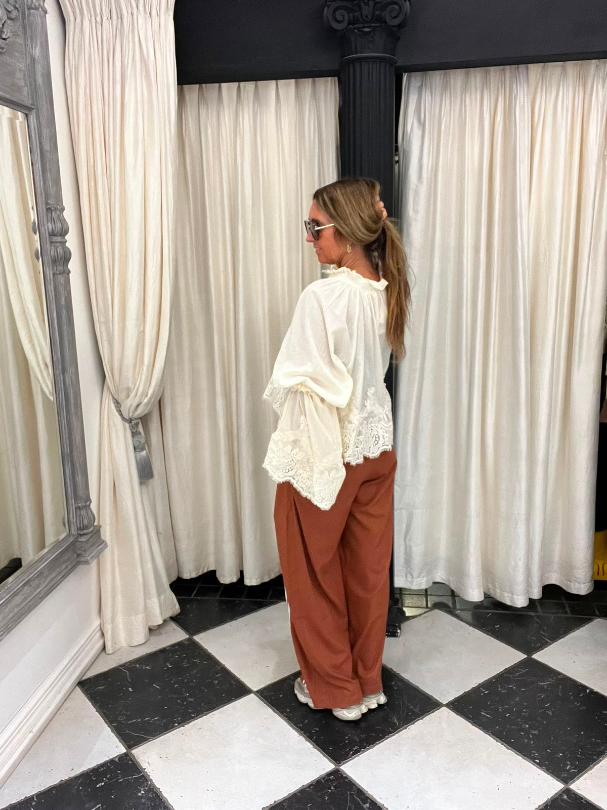 Terracotta Broek met Witte Strepen