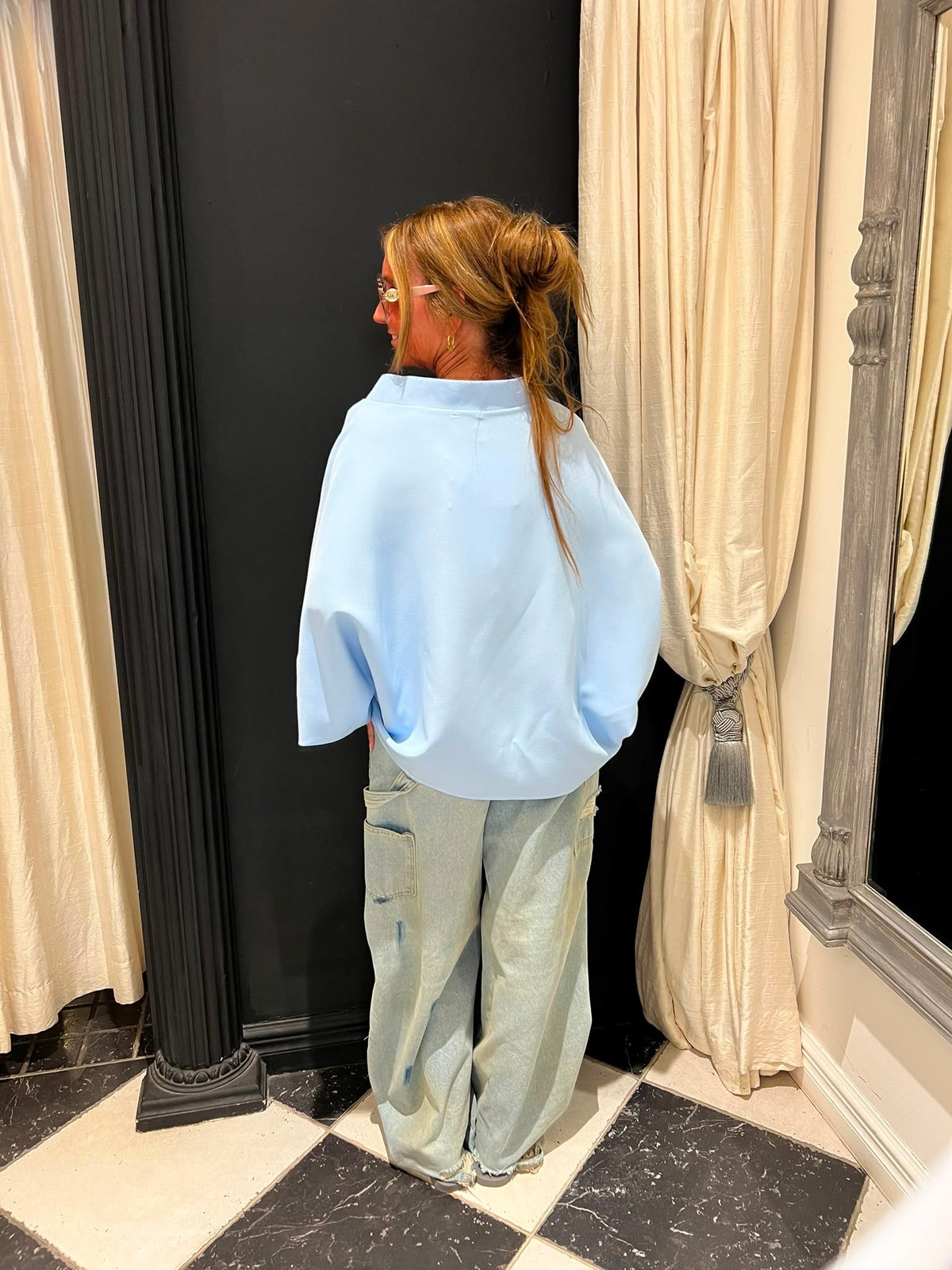 Kimono Top Miss City lichtblauw achterkant — oversized vrij vallend silhouet