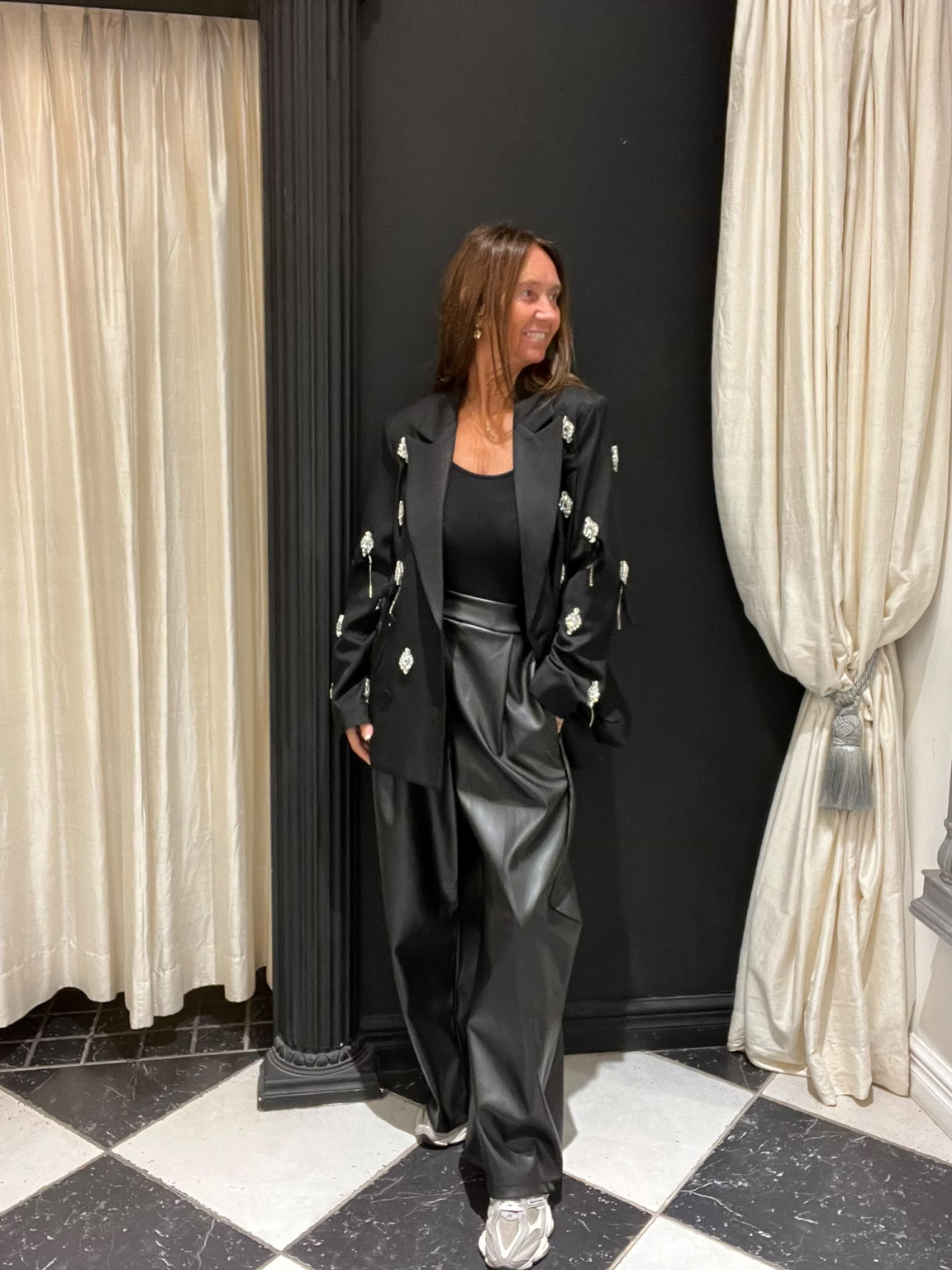 Zwart colbert met glinsterende details
