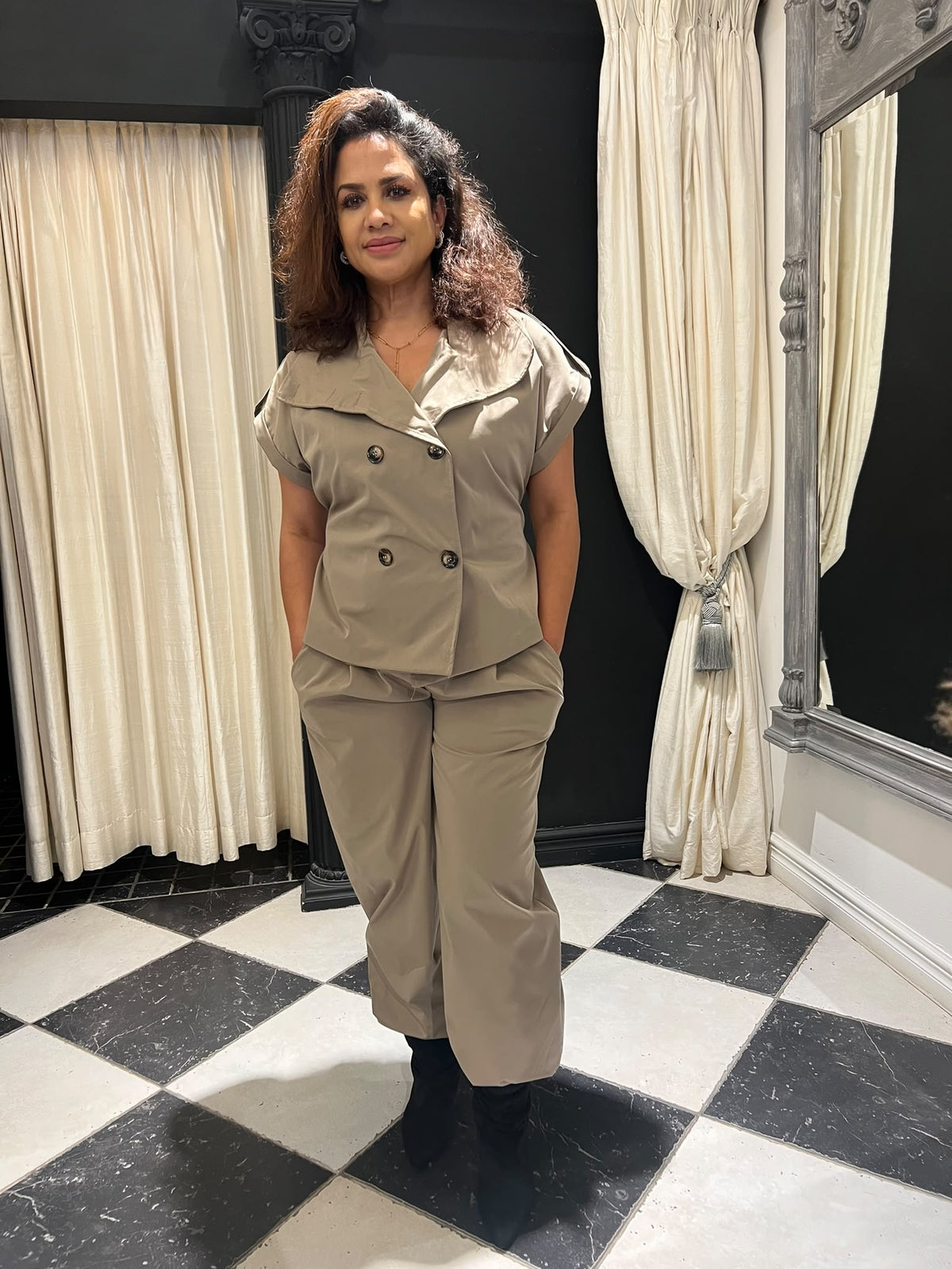 Taupe broek met elastieke boord aan de onderkant