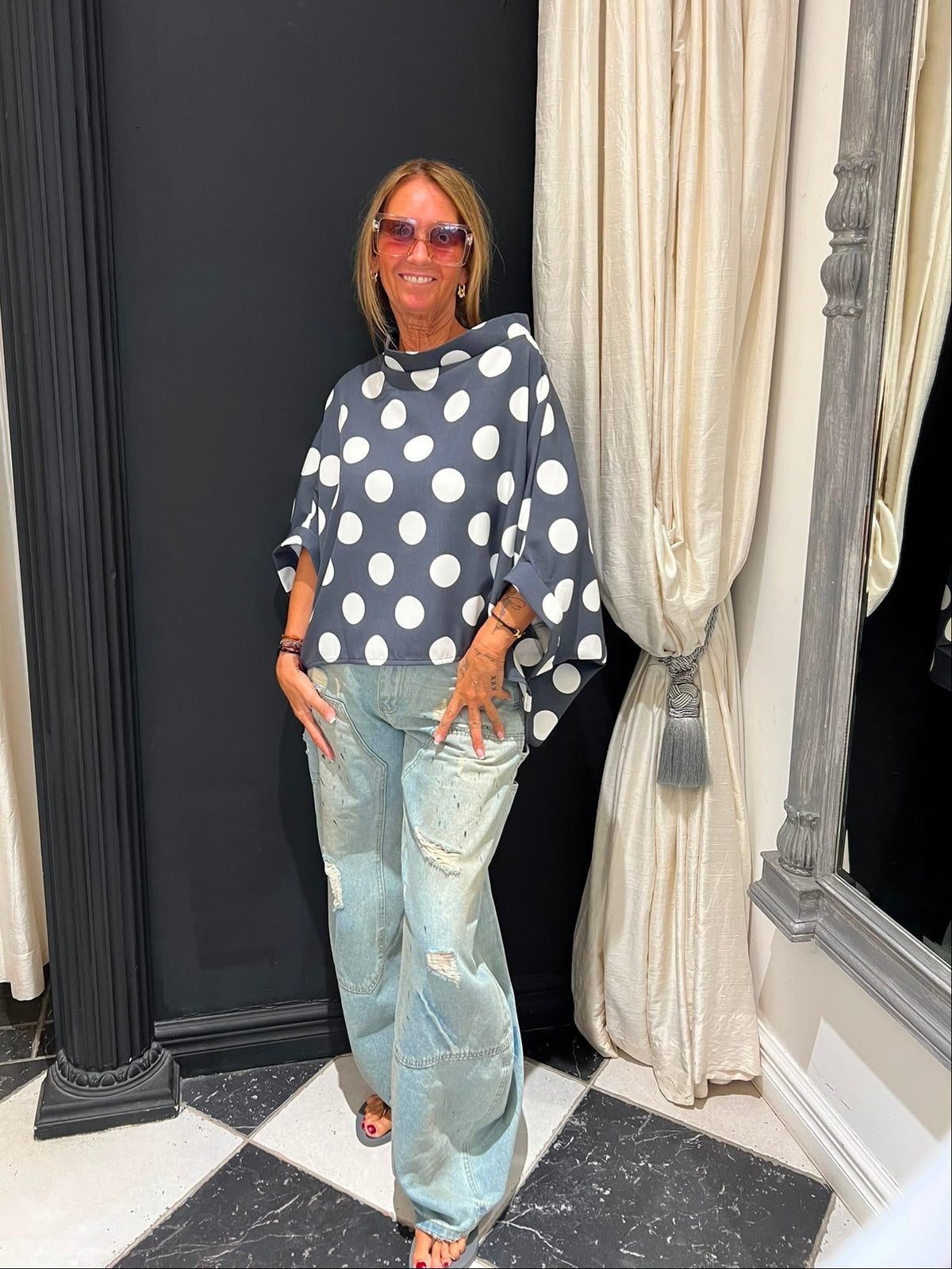 Kimono Top Miss City grijs polkadot voorkant — one size past t/m maat 42