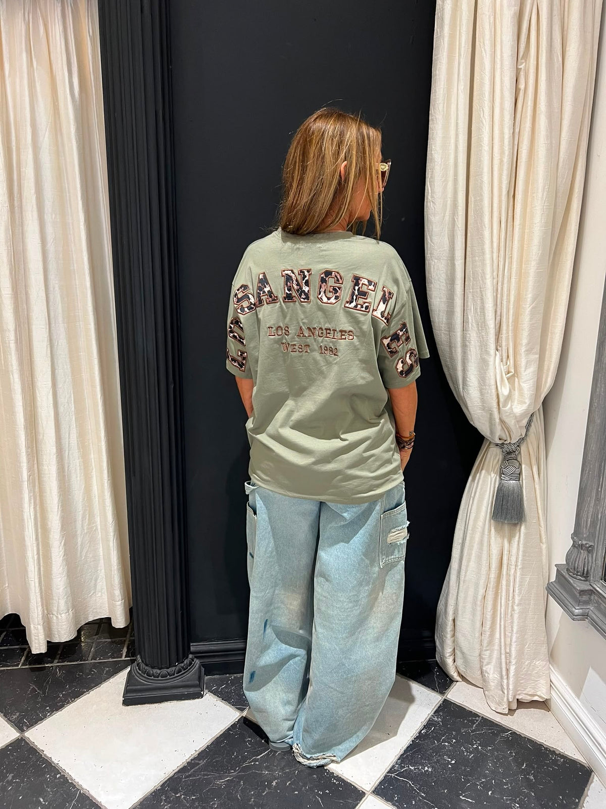 Los Angeles T-shirt khaki achterkant met luipaardprint letters