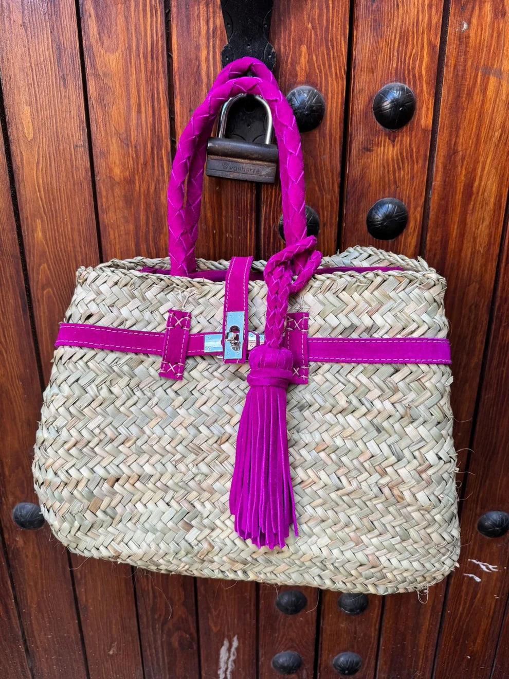 Rieten Tas met Suède Details – Klein – Fuchsia
