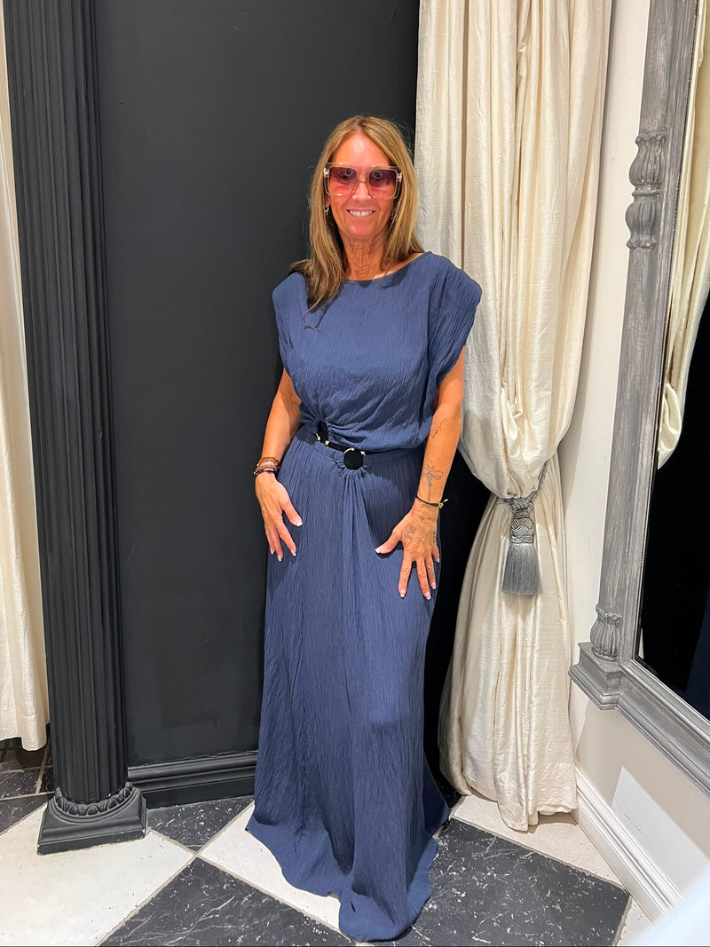 Plissé maxi jurk blauw voorkant met gesp-riem — one size past t/m maat 40