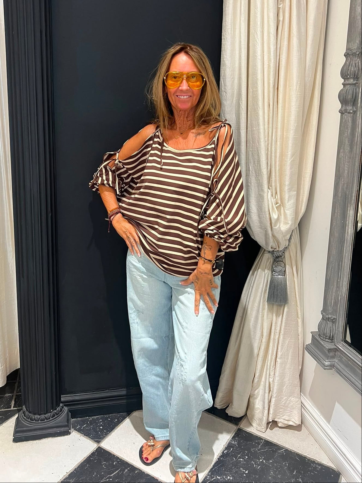 Off-shoulder top streep bruin wit - voorkant