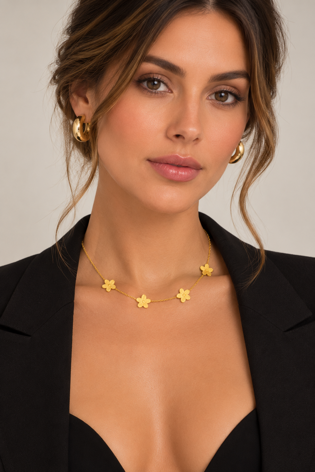 Goudkleurige ketting met vier bloemvormige bedels