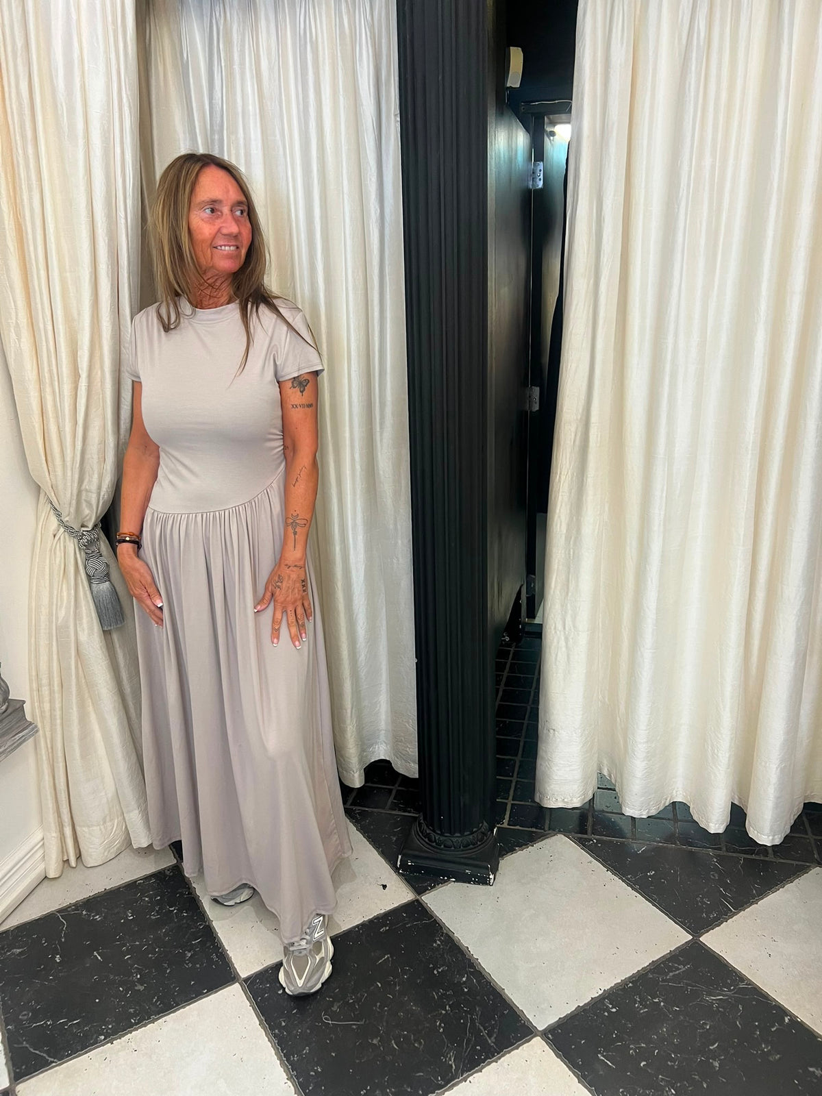 Maxi Jurk met Gesmockte Taille – Taupe