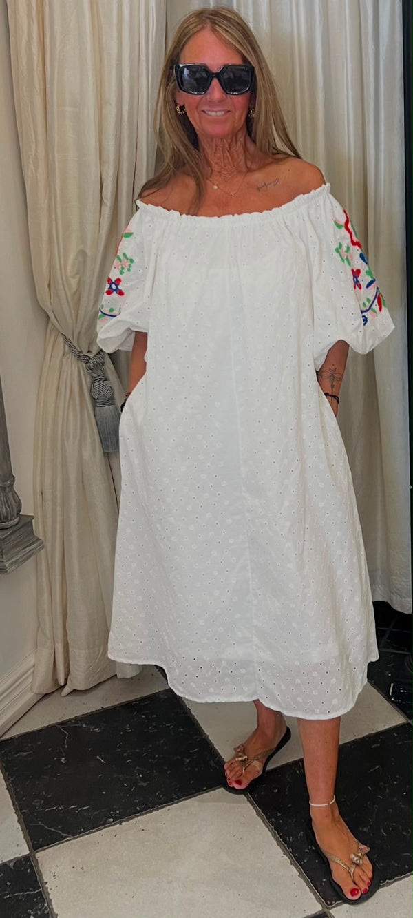 Broderie Jurk – Wit met Bloemborduursel