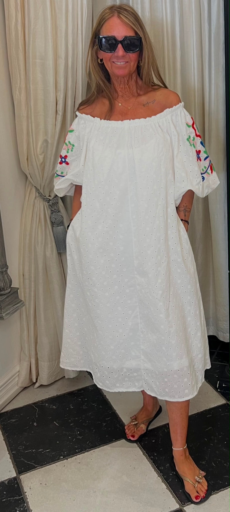 Broderie Jurk – Wit met Bloemborduursel